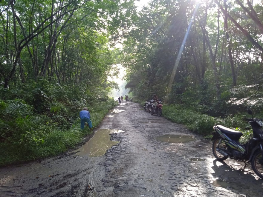 GOTONG ROYONG RUTIN BAGI MASYARAKAT KAMPUNG BEDAROU INDAH 