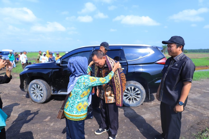 PJ Bupati Tulang Bawang Meninjau perbaikan Saluran Primer dan Sekunder Kampung Bedarou Indah dan Sungai Luar